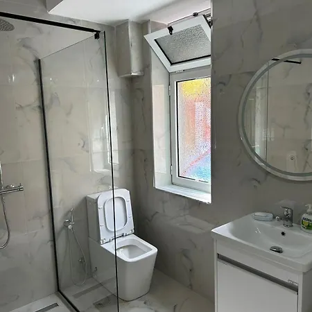 Just Renovated In The Center تيرانا